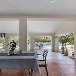 بيت ضيافة Hope - With Shared Pool بوريتش