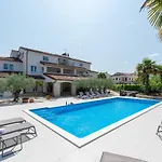 Hope - With Shared Pool بيت ضيافة