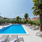 Hope - With Shared Pool بيت ضيافة
