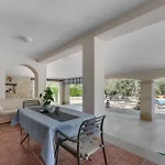 Hope - With Shared Pool بيت ضيافة بوريتش