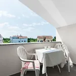 Hope - With Shared Pool بيت ضيافة