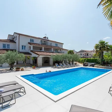 Hope - With Shared Pool Penzion