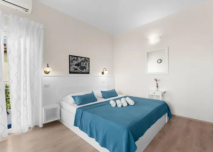 Hope - With Shared Pool Guest house