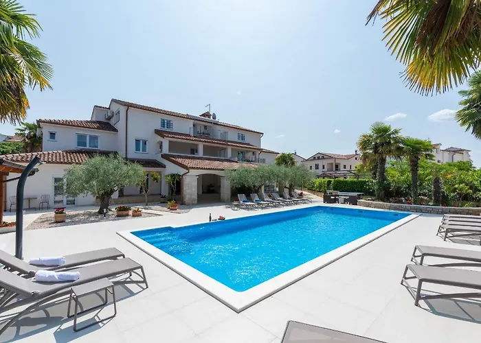 Hope - With Shared Pool Guest house