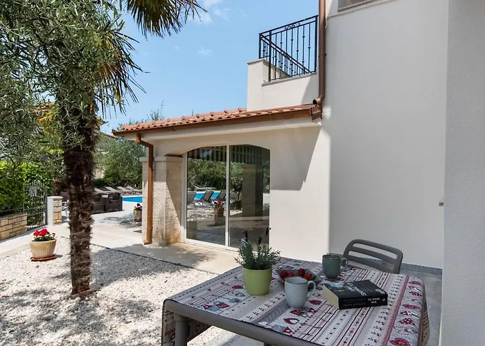 Hope - With Shared Pool Guest house Porec