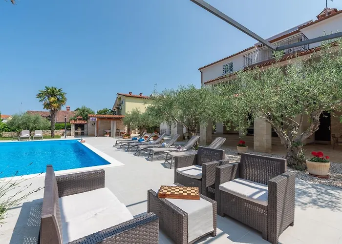 Hope - With Shared Pool Guest house