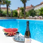 Hope - With Shared Pool Porec