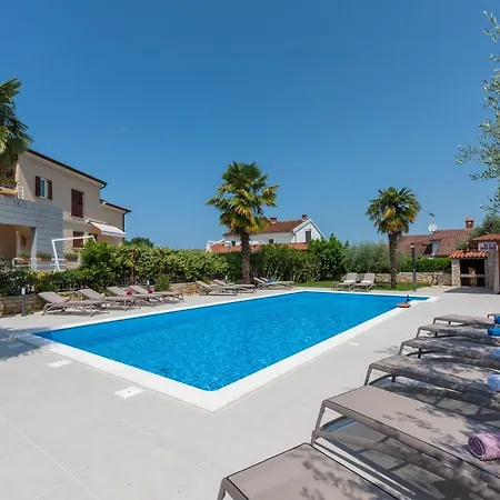 Vendégház Hope - With Shared Pool 4*